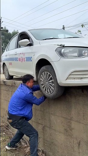 If A Car Wheel Falls Off A Curb, Do Not Seek Help; Try To Save Yourself #automobile #drivingreview
