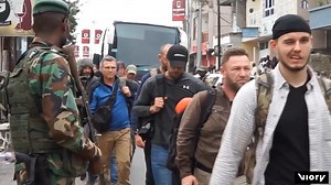 Sono stati rispediti a casa, con un volo partito dall’aeroporto di Kigali, i circa 300 rumeni, accusati di essere mercenari assoldati dall’esercito della Repubblica Democratica del Congo, catturati la scorsa settimana dalle milizie ribelli del “Movimento 23 marzo” dopo la loro conquista di Goma, il capoluogo della provincia del Kivu. Si stima che a difesa della città fossero stanziati circa mille soldati occidentali, con stipendi fino a 5000 dollari al mese, a fronte dei 100 dollari pagati alle 