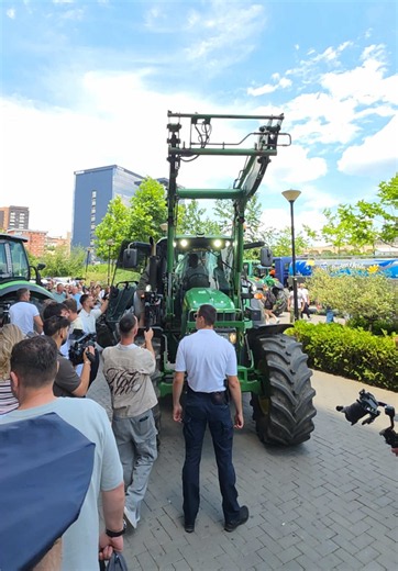 Me traktorë e bori, fermerët kosovarë të qumështit protestojnë tek Ministria e Bujqësisë