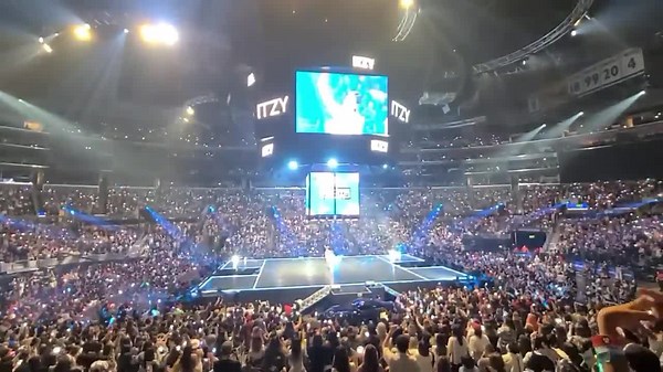 14K views · 7.9K reactions | [ #KCON2022LA ] All in us! Hi we are ITZY #KCON #KCONUSA #KCON2022LA #ITZY #MIDZY #ITZY_CHECKMATE #ITZY_SNEAKERS #SneakersChallenge | ITZY | Facebook