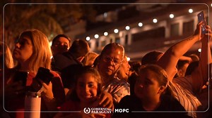 🤩 Encendido del Arbol Navideño 🌲 Con la presencia de cientos de familias y un espectáculo con más de un centenar de artistas, esta noche se dio el encendido de Árbol de Navidad en los jardines del Palacio de López. 🎊 Así arranca la época más linda del año, la del tiempo para sonreír, para sentir y para amar. Para unirnos y compartir en un sentimiento único que abrace a todas las familias paraguayas. #GobiernoDelParaguay 🇵🇾 | MOPC Paraguay