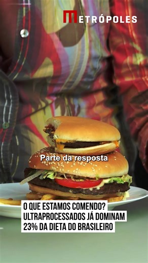 O consumo de #ultraprocessados no #Brasil mais que dobrou em 40 anos — e hoje já representa quase um quarto das #calorias ingeridas no país. Refrigerantes, biscoitos recheados, embutidos, macarrão instantâneo e refeições prontas deixaram de ser exceção e passaram a fazer parte da rotina. Coincidência ou não, o avanço desses produtos acompanha o crescimento de doenças como obesidade, diabetes tipo 2 e problemas cardiovasculares. Mas o debate vai além da nutrição. Vivemos em um ambiente que favore