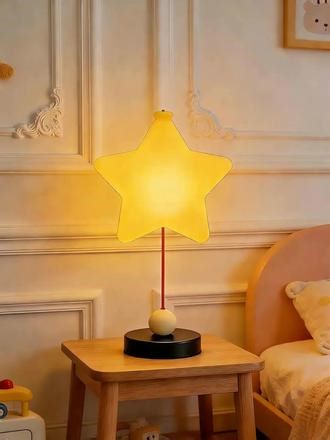 把星星搬进卧室✨ 这盏灯也太治愈了吧 给娃的房间安排了这盏星星台灯，晚上再也不怕黑了。奶 fufu 的灯光，像把整个星空都搬进了家。#吊灯 #灯具 #灯具搭配 #灯具设计 #灯灯灯灯