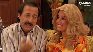1.7M views · 58K reactions | Aunque Pepe dice que no permite que ninguna mujer le dé órdenes, se pierde el partido de Racing porque su esposa lo obliga a quedarse en casa para conocer a sus nuevos vecinos, Dardo y María Elena. #CasadosConHijos #GuillermoFrancella #FlorenciaPeña | Casados Con Hijos - Argentina | Facebook