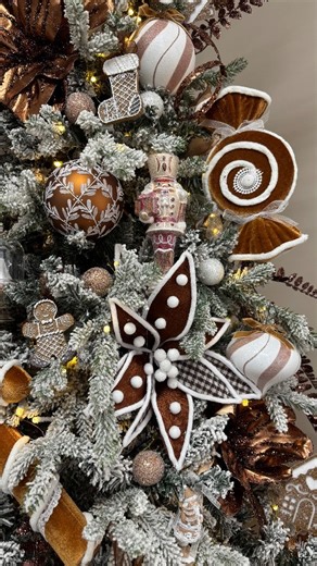 Our Gingerbread Frost tree has all those warm, rich tones that make Christmas feel extra cosy. It’s elegant but still full of that sweet gingerbread charm — layers of piped details, candy canes, and glittering accents that feel nostalgic and luxe all at once. The mix of Chocolate Velvet Check Poinsettias, Copper Magnolias, and those deep chocolate and copper details adds so much depth and richness. It’s such a beautiful combination — warm, textural, and full of dimension. Chocolate and brown ton