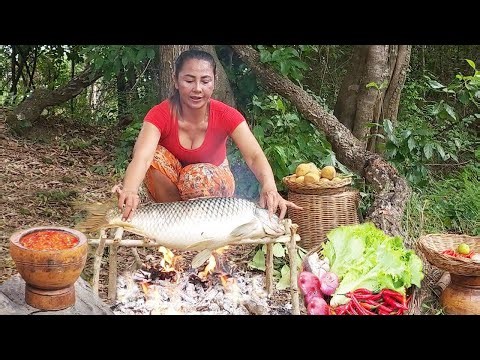 Wow Big Fish grilling and Eating Delicious for jungle food