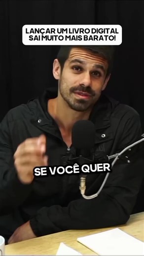 Lançar um livro digital na Amazon sai muito mais barato do que um livro físico. Por quê? Você elimina os custos de impressão, armazenamento e distribuição. Isso permite que você publique mais rápido, alcance um público global e ainda tenha margens de lucro maiores. E tem um detalhe importante: Se você descobrir algum erro de ortografia ou digitação no seu livro, é possível corrigir na hora. Com livro físico, não tem como fazer isso. Entendeu os motivos? Eu já publiquei 20 best-sellers lá na Amaz