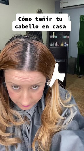 Como teñir tu cabello en casa 🖌️ En mi caso tengo dos dedos de crecimiento en raíz aplique dos tonos diferentes : 1 tubo de 8.0 1 tubo de 8.13 con peroxido de 20 vol. De la casa de @wellahair color perfect RECUERDA COMENTAR Y DARLE ❤️ PARA SUBIRLES EL CORTE DE PUNTAS Y EL RESULTADO FINAL 😍 FELIZ DIA MIS QUERIDAS Y HERMOSAS MUJERES #viral #fypシ #comoteñirtucabello #comoteñir #pintateelpelosola #pintateelcabelloencasa #tiktokviral #aprendeconmigoentiktok #aprendeconmigo #tiktokviral #viraltiktok