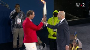 Zinedine Zidane passe la flamme à Rafael Nadal. | Le 20h – France Télévisions