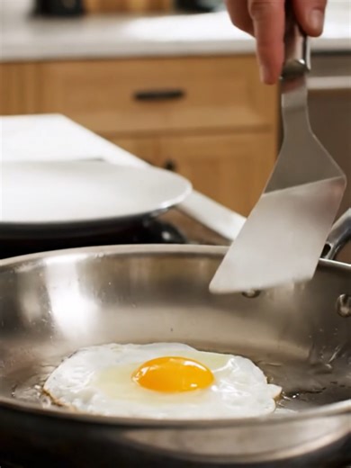 Why Your Eggs Stick to the Pan (Chef Glide Method)#EggTips #CookingScience #BreakfastHacks #ChefTrick #highproteinbreakfast