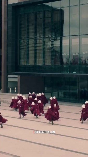 Ofglen #2 explodindo o novo Centro Vermelho 😮 #handmaidstale #thehandmaidstale #hulu