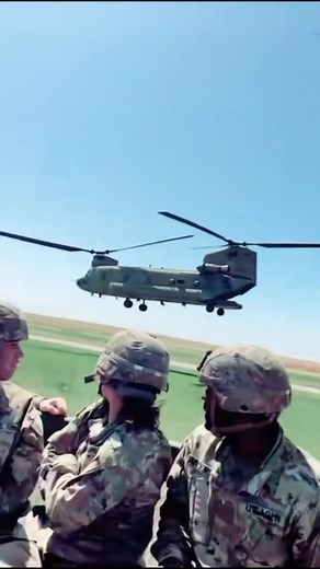 An epic chinook encounter 🔥💀🇺🇸 Seen on: @justcrewitco Chase is on 🎥: Alucard #Army #Chinook #ch47 #ch47chinook #flyby #Helicopter - #Airforce #Military #Aviation #AvGeek #AviationMafia #Pilot #MilitaryJet #USAF #USNavy #FighterJet #FighterPilot | Aviation Mafia