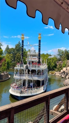 Mark Twain + Disneyland Railroad… name a more iconic sightline