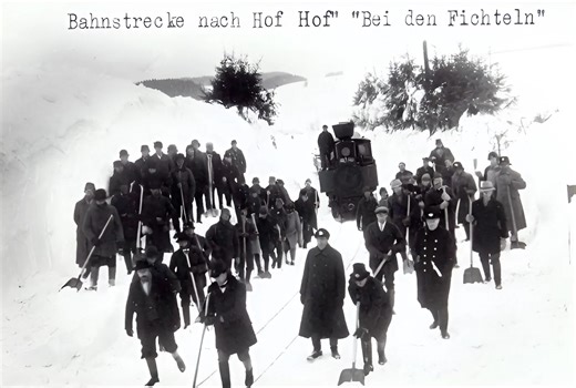 2.1K views · 37 reactions | AI video shot z historie : vlak mezi Dvorcema a Mor. Berounem často zapadal do závějí .Pak museli nastoupit brigádníci. 﫢 | Hof in Mähren - Dvorce u Bruntálu - staré fotografie | Facebook