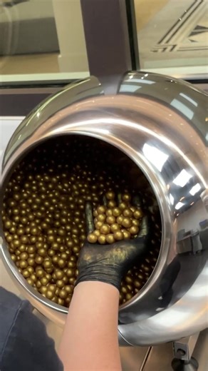 Our gold pearls: crunchy on the inside, golden on the outside. ✨ #chocolatenation #antwerpen #antwerp #chocolatemuseum #fy #fyp #foryou #chocolade #chocolate