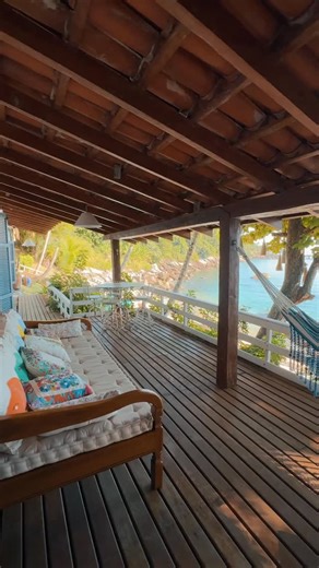 Ilhabela SP on Instagram: "Já pensou em relaxar em um paraíso como esse? 🌞 A Casa I da @blowshowcasas tem 7 quartos super aconchegantes, espaço para até 16 pessoas e tudo o que você precisa pra curtir Ilhabela com conforto e estilo! Cozinha completa, churrasqueira, sala de jantar e uma varanda incrível com redes e duchas pra renovar as energias. E o melhor: uma piscina beira-mar e acesso a uma praia privilegiada, perfeita pra quem ama o contato direto com a natureza! 🌊 Vem viver dias inesquecí