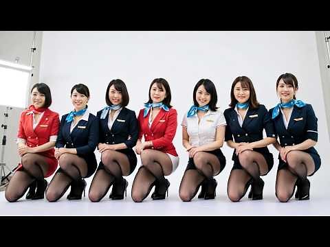 しゃがみこむ黒ストッキング姿のCAさんたち