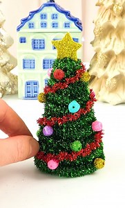 DIY mini Christmas Tree (pipe cleaners) #fblifestyle | DIY by Pipe-Cleaner-Crafts B