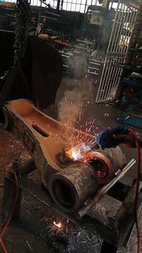 USING STICK WELDING PROCESS TO FIX EXCAVATOR'S LINKAGE IN MECHANICAL WORKSHOP (CAST IRON)