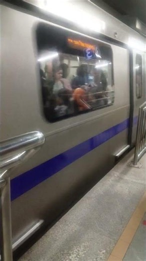 地下駅に進入するデリーメトロの電車 delhi metro train arriving #インド電車 #delhimetro #デリーメトロ #地下駅 #インド