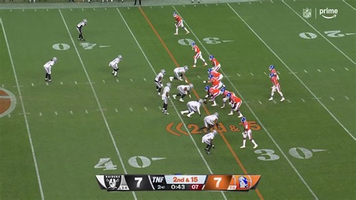 Kyu Blu Kelly picks off Bo Nix!