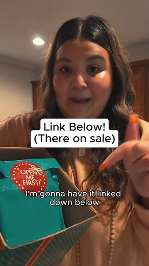 This isn’t just another advent calendar… it’s 25 days of creativity, laughter, and Christmas magic your family will never forget 🎄 Each day, your kids open a new surprise craft — from adorable ornaments to festive decorations they’ll proudly show off. Every project is simple, mess-free, and designed for genuine connection (no screens, no stress — just smiles). Parents everywhere are calling it their new favorite family tradition — finally, something that keeps kids excited every single day of D