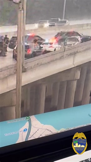 𝐇𝐢𝐠𝐡-𝐒𝐩𝐞𝐞𝐝 𝐂𝐡𝐚𝐬𝐞 𝐄𝐧𝐝𝐬 𝐢𝐧 𝐉𝐚𝐜𝐤𝐬𝐨𝐧𝐯𝐢𝐥𝐥𝐞, 𝐄𝐱𝐩𝐞𝐜𝐭 𝐃𝐞𝐥𝐚𝐲𝐬 𝐨𝐧 𝐈-𝟗𝟓 Jacksonville Sheriff’s Office officers have stopped a woman after a high-speed chase that began in St. Johns County and continued up I-95 through much of Jacksonville. A white female in her 30s is in custody after leading three agencies on a chase exceeding 100 miles per hour. The incident began around 2:30 this afternoon in St. Johns County, where deputies attempted to make a traffic st