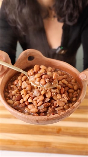 This Instant Pot Pinto Beans recipe is a great way to get started with meal prep and cooking beans with an instant pot. | Plant-Based on a Budget