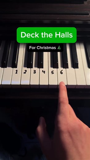 Keys Tutorials on Instagram: "Christmas Easy Piano Tutorial 🌲 Learn songs with flowkey (Link in bio and in video) #piano #tutorial #pianotutorial #christmastime #christmas"