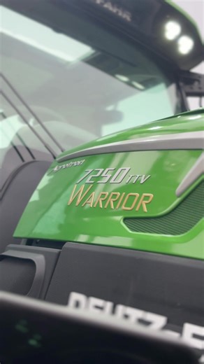 On monte encore d’un cran… 😮‍🔥 💚 Deutz-Fahr 7250 TTV Warrior en Warrior Java Green. 250 chevaux prêts à tout. Transmission TTV ⚡ Un Java Green qui lui donne une vraie identité sur le terrain. Un tracteur fait pour les gros chantiers, avec la prestance qui va avec. Quand il arrive… on sait que ça ne rigole plus 💪🔥 #DeutzFahr #7250TTV #WarriorJavaGreen #Tracteur #DeutzFahrForLife 💚