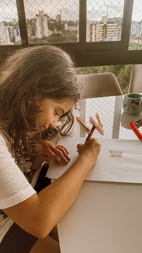 Fernanda Roza on Instagram: "Se você pedir para uma criança desenhar uma casa, provavelmente ela desenhará uma casa com duas janelas, uma porta ao centro e um telhado pontudo! Se tiver sorte, ainda terá uma chaminé e fumacinha saindo dela! Elas não desenham casas com telhados planos, rodeadas de painéis de vidro e inteirinha na cor cinza. Mas em breve, será isso que elas desenharão! Um enorme engulo espelhado. Isso, pq cada vez mais, estamos optando por construir e viver em casas que não “sorrie