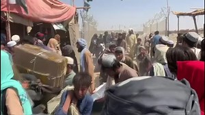 Afghans continue crossing border into Pakistan