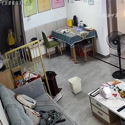 🇨🇳 A Call Never Answered: Boy Grieves After Mother's Battle 🇬🇧