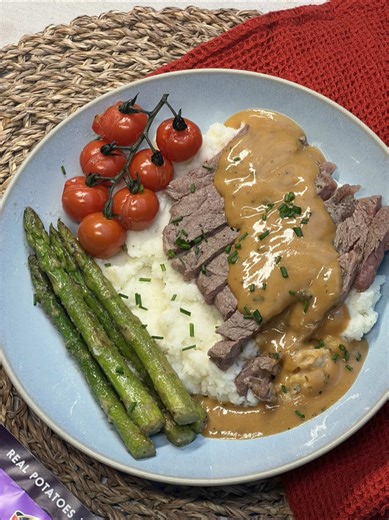 ❤️ Happy Valentine’s Day! ❤️ Treat your loved one to a fancy steak with our Roasted Garlic Perfect Mash, creamy peppercorn sauce and roasted veggies 🍅✨ Skip the fuss of making mash from scratch giving you more time together. Enjoy a special meal that's as easy as it is delicious. #idahoanmash #valentinesday #steakandmash #specialdinner #fussfreedinner