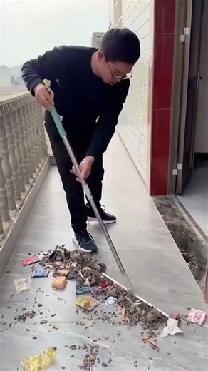 🧹😲 Chintu Made the Floor Dirty Again… Mom Had a Smart Fix! #FunnyShorts #HomeHack #ViralShorts