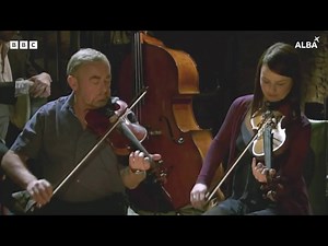 Transatlantic Sessions 4 Glen Lyon, Perthshire 2009 Aly Bain/fiddle Stuart Duncan/fiddle Jenna Reid/fiddle 🌹 Mairead Ní Mhaonaigh/fiddle 🌹 Donald Shaw/piano Russ Barenberg/guitar Liam Ó Maonlaí/bodhrán Danny Thompson (rip) /double bass James Mackintosh/percussion reels: the temperance / *lord mcdonald's aka leather britches / * Stuart Duncan/Bluegrass version Mairéad Ní Mhaonaigh/Donegal version Aly Bain & Jenna Reid/Shetland version / all: the high road to linton mighty stuff'