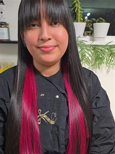 Un estilo moderno con underlights en mechones, donde el color se esconde debajo del cabello para crear un efecto sorpresa lleno de personalidad. Perfecto para quienes quieren un toque atrevido sin perder eleganciatono magenta, creando contraste, movimiento y un look único Underlights en mechones para un look moderno, elegante y lleno de personalidad. 💇‍♀️ Trabajo realizado en Chellos Style 📲 Agenda tu cita: (504) 405-1750
