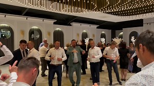 O melodie care ajunge la inimile invitaților!❤️ Acest moment a fost dedicat special băieților ce s-au distrat alături de noi la nunta prietenilor: . ⭐️⭐️⭐️Sabina ❤️ Florin⭐️⭐️⭐️ . Casă de piatră dragilor!🥂 . Audiție și vizionare plăcută!📸🔊 | Formatia AxA