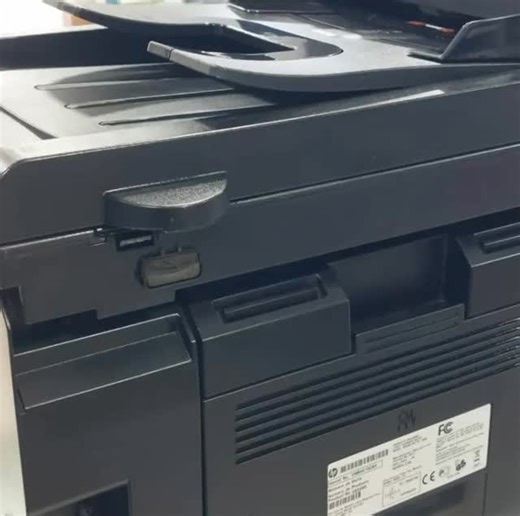 saeid mirzaei on Instagram‎: "#اکسپلور #فروشگاه_آنلاین #پرینتر #hp #پیشرفت مشخصات فنی اصلی – HP LaserJet Pro M1536dnf نوع دستگاه و کارکردها • تکنولوژی چاپ: چاپ لیزری (Laser) • کاربری: چهارکاره – چاپ (Print)، اسکن (Scan)، کپی (Copy)، فکس (Fax) ￼ ⸻ چاپ (Print) • نوع چاپ: تک‌رنگ (سیاه‌وسفید) ￼ • سرعت چاپ: حدود 25 برگ در دقیقه (A4) ￼ • رزولوشن چاپ: تا 600 × 600 dpi (برخی منابع تا 1200 dpi گزارش می‌کنند) ￼ • چاپ دوروی خودکار (Duplex): دارد (Auto Duplex) ￼ • زمان چاپ نخستین صفحه: حدود 8.5 ثانیه ￼ ⸻ اس