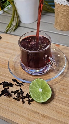 Mezcla flor de jamaica con clavos de olor | Miles de Recetas