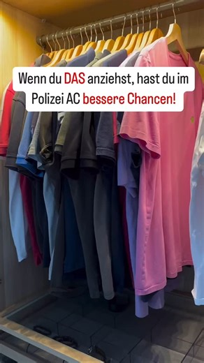 👚👖 Das solltest du im Polizei Assessment-Center anziehen! ➡️ Schreib in die Kommentare, was du tragen würdest – wir geben dir Feedback! 👍🏼 In erster Linie musst du dich in deiner Kleidung wohlfühlen. Aber Achtung: Es gibt No-Gos! ❌ ✅ Tipps für dein perfektes AC-Outfit: ✔ Einfarbig & nicht zu bunt ✔ Keine grellen Farben ✔ Bauch, Rücken & Schultern bedeckt ✔ Seriös & ordentlich So machst du einen sympathischen und professionellen Eindruck! 💪🏼 📩 Schick uns eine DM mit „AC-Guide“ und hol dir 