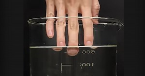 液体に手を入れると……？　あたたか〜い氷「ホットアイス現象」の実験動画が不思議すぎて700万再生（1/2） | 実験 ねとらぼ