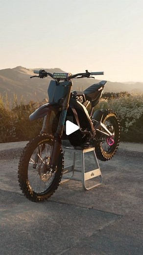 Zay Solis on Instagram: "Art 🤌 What do we think? MASSIVE THANK YOU TO @sypher_coatings (cerakote work) and @nathan_berge 🛠️(Mechanic) @emtracing / @pricklymotorsports parts & @richterprecisioninc for the lowers on the fork 😍🙌 This build has been such a process! Stay tuned for a YouTube video this week. Your gonna see a lot of videos on this bike😂 • • @Pricklymotorsports Code Zay @Chibatterysystems Code Zay @sypher_coatings Cerakote Work @berge_garage 