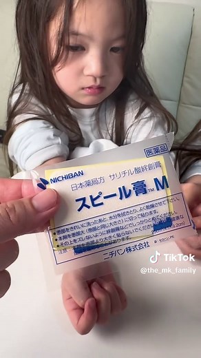 切らないイボの取り方 イボはレーザーとかで取るものだと思ってました💦 これなら小さい子も怖くない✨ 処方してくれたのは、咲くらクリニックの小林先生です✨ @咲くらクリニック院長小林直隆 ----------- 🕊️MKファミリー🕊️ もも/みゅーみゅー/めいめい 子どもたちのやりたいこと全部やる！💕 をコンセプトに投稿してます📹 毎日更新！ フォロー&応援よろしくね🩷 -----------
