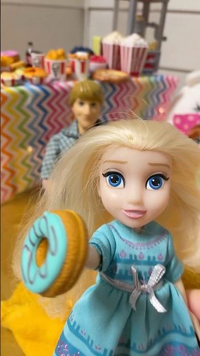 Elsa’s Summer Movie Night!🍿Pt.8 Frozen Toys - Disney Princess Toys - Playing With Dolls Fun