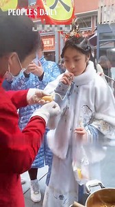 The traditional folk art of blowing sugar-figurine is surely one of the children's joys in China. Craftsmen blow, pinch, pull, and cut the syrup to make various figurines. | People's Daily, China