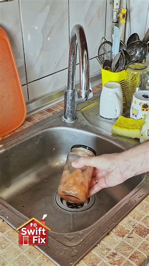 The Paper Towel Trick to Quickly Wash Narrow Bottles & Jars 🫙✨ #kitchenhacks #tips