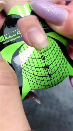 How to Apply Nail Glue Without Making a Mess