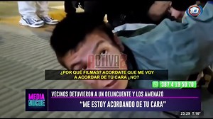 VECINOS ATRAPARON A CHORRO SALTEÑO Y AMENAZÓ AL QUE LO FILMÓ 🤬😱 📍Terrible momento se vivió en la Plaza San Martín de Tartagal, un grupo de jóvenes vio el momento exacto en el que un delincuente arrebataba el celular a una mujer. Ellos lo redujeron y con la ayuda de otros vecinos le pusieron precintos para retenerlos hasta la llegada de la policía. 📲Un vecino grabó con su celular la escena y el delincuente se animó a amenazarlo: "¿Qué me filmas? Mirá que me voy a acordar de tú cara" le dijo. 