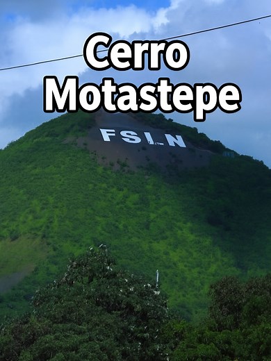 ¿Sabías que Cerro Motastepe era un volcan? 🌋🔥 El complejo volcánico Nejapa–Miraflores es una línea activa que ha parido docenas de volcanes chiquitos… y entre ellos está el famoso Cerro Motastepe, un volcán bebé hecho de pura arena volcánica 🤯su composición lo convierte en una mina de arena vital, pero su ubicación es crítica: se asienta sobre el borde de la gran Falla de Managua (el Graben) 🌋💥 #Geologia #Sismologia #Volcanes #Tefra #ConoCineritico #Nicaragua #Managua #Volcanes #Geología #C